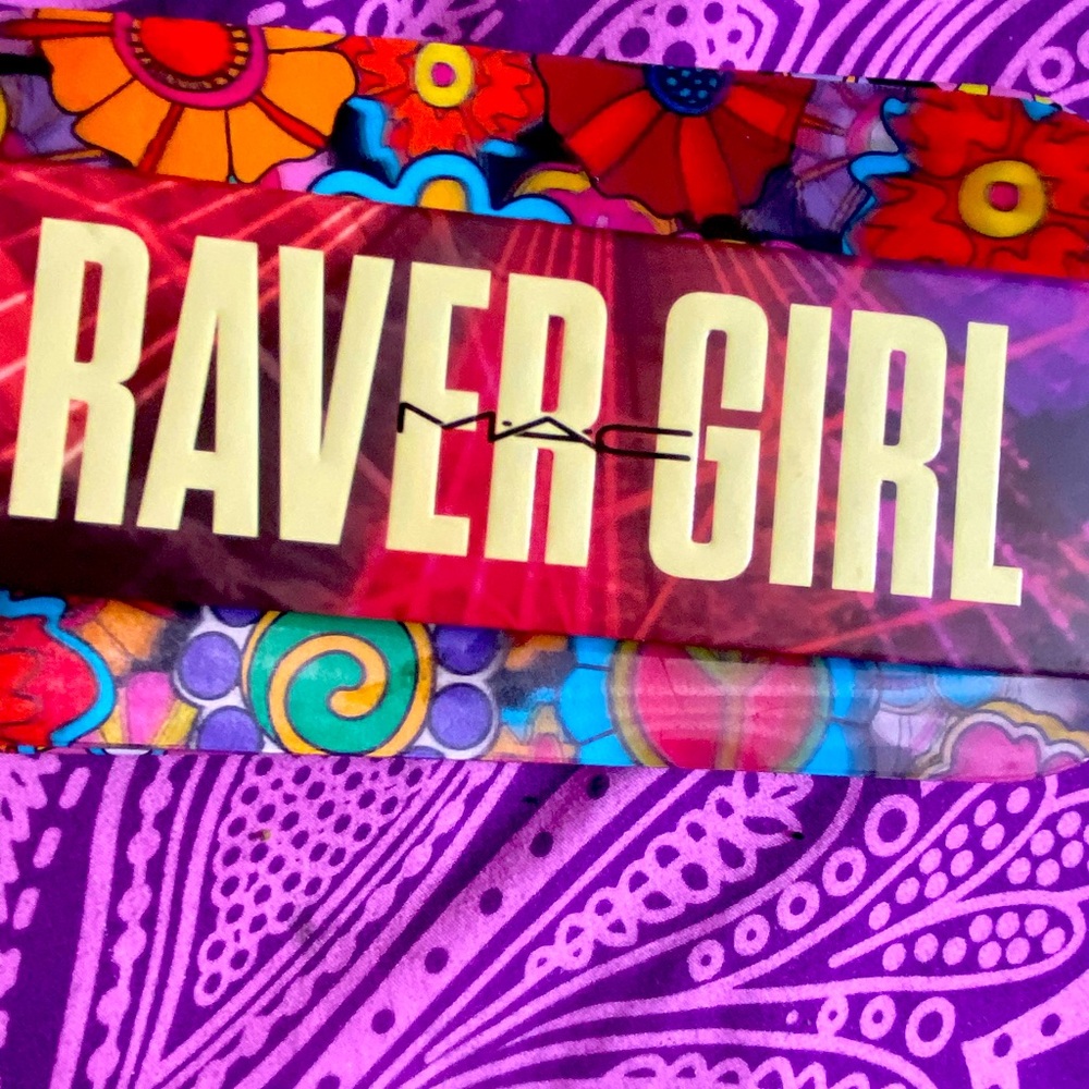 MAC Glow in the dark Ravor Girl pallet